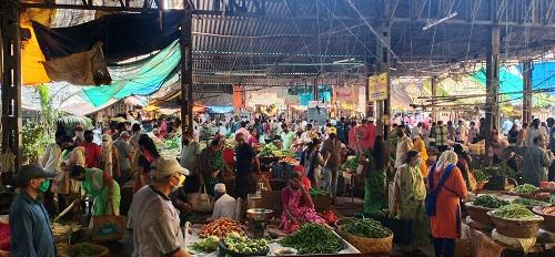 corona virus: Avaghe city streets due to lockdown | corona virus :लॉकडाऊनच्या धसक्याने अवघे शहर रस्त्यावर corona virus: Avaghe city streets due to lockdown | corona virus :लॉकडाऊनच्या धसक्याने अवघे शहर रस्त्यावर