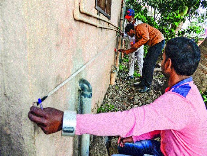 Marking red lines on houses, final notice by authority | घरांवर लाल रेषांचे मार्किंग, प्राधिकरणाकडून अंतिम नोटीस Marking red lines on houses, final notice by authority | घरांवर लाल रेषांचे मार्किंग, प्राधिकरणाकडून अंतिम नोटीस