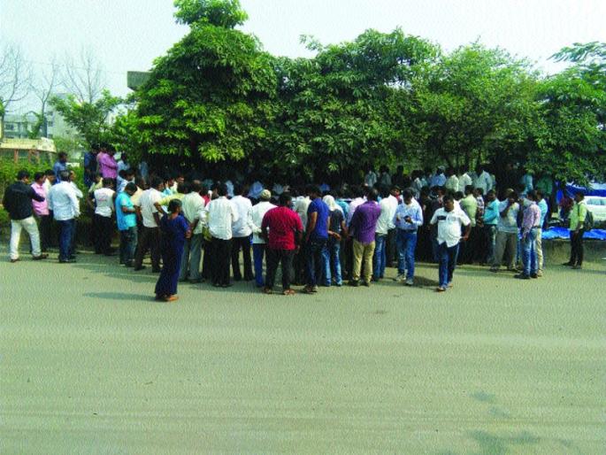 Marks stays against layoffs of workers in the company | मर्क्स कंपनीतील कामगारांचा टाळेबंदीविरोधात ठिय्या Marks stays against layoffs of workers in the company | मर्क्स कंपनीतील कामगारांचा टाळेबंदीविरोधात ठिय्या