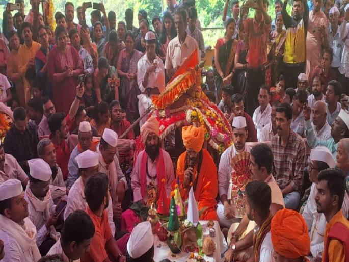 Marleshwar-Girijadevi wedding ceremony was complete with pomp, large crowd of devotees | मार्लेश्वर-गिरिजादेवीचा विवाहसोहळा थाटामाटात संपन्न, भाविकांची मोठी गर्दी Marleshwar-Girijadevi wedding ceremony was complete with pomp, large crowd of devotees | मार्लेश्वर-गिरिजादेवीचा विवाहसोहळा थाटामाटात संपन्न, भाविकांची मोठी गर्दी