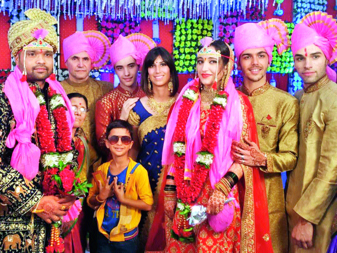  At the wedding of Spock-England's B-bone colored cockroach | स्पेन-इंग्लंडचे व-हाड रंगले कोकरूडच्या लग्नात-: भारतीय संस्कृतीप्रमाणे सर्व विधी