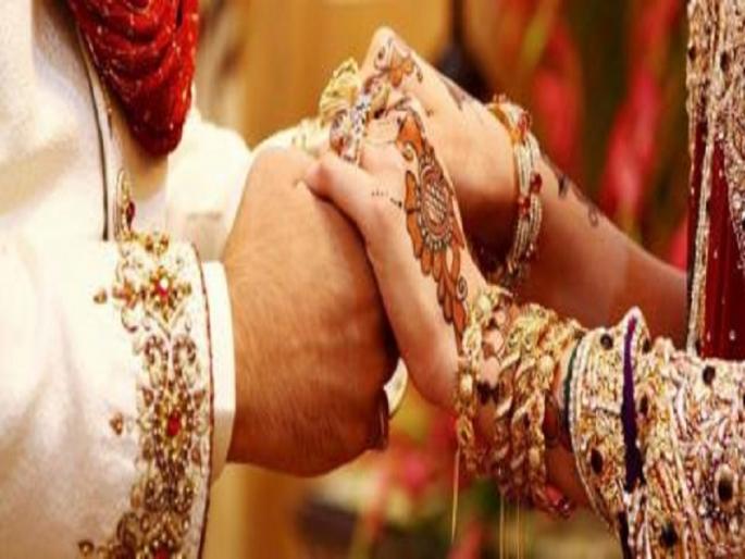 Mother, married at home by father's testimony; Online Akshad posted by Wa-Hadi Mandals | आई, वडिलांच्या साक्षीने घरातच विवाहबद्ध; व-हाडी मंडळींनी टाकल्या आॅनलाईन अक्षदा Mother, married at home by father's testimony; Online Akshad posted by Wa-Hadi Mandals | आई, वडिलांच्या साक्षीने घरातच विवाहबद्ध; व-हाडी मंडळींनी टाकल्या आॅनलाईन अक्षदा