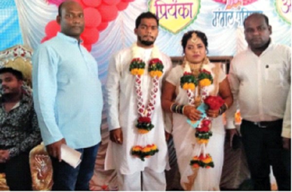 Fourth marriage arranged by Gram Panchayat in Corona, Japla Social Reconciliation | कोरोनात ग्रामपंचायतीने लावला चौथा विवाह, जपला सामाजिक सलोखा Fourth marriage arranged by Gram Panchayat in Corona, Japla Social Reconciliation | कोरोनात ग्रामपंचायतीने लावला चौथा विवाह, जपला सामाजिक सलोखा