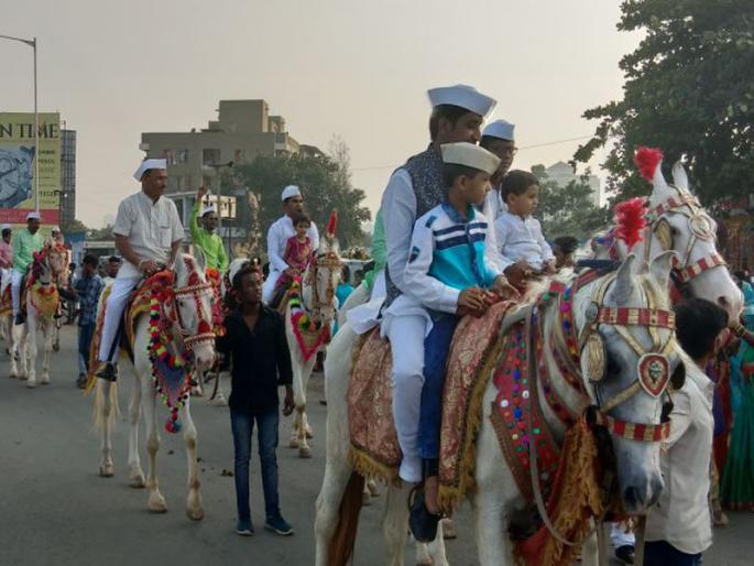 Two lacquer wires for Nauri fall back | दोन लाखाच्या हुंडयासाठी वरात नेली परत Two lacquer wires for Nauri fall back | दोन लाखाच्या हुंडयासाठी वरात नेली परत