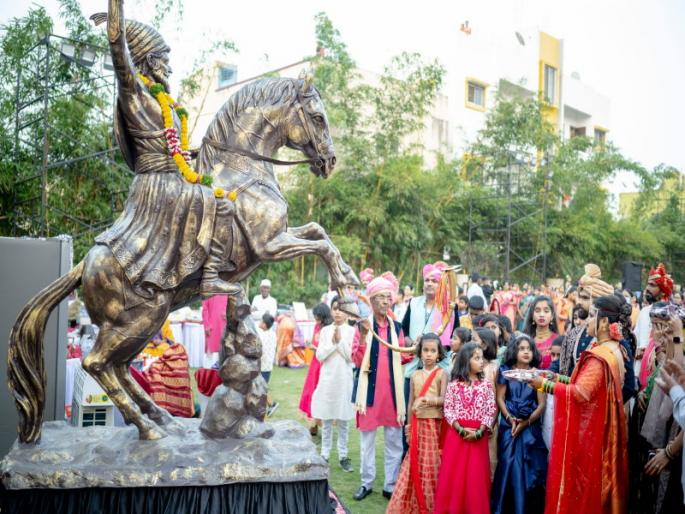 Aarti of statue of Chhatrapati Shivaji Maharaj at the wedding The couples video viral | लग्नात छत्रपती शिवाजी महाराजांच्या अश्वारूढ पुतळ्याची आरती; दांपत्याचा व्हिडीओ व्हायरल Aarti of statue of Chhatrapati Shivaji Maharaj at the wedding The couples video viral | लग्नात छत्रपती शिवाजी महाराजांच्या अश्वारूढ पुतळ्याची आरती; दांपत्याचा व्हिडीओ व्हायरल