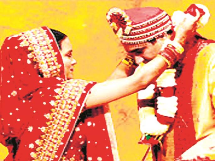 The Dangat family in Kashti married a girl and adopted five daughters for education | काष्टी येथील दांगट परिवाराने कन्येचा विवाह लावून पाच मुलींना घेतले शिक्षणासाठी दत्तक