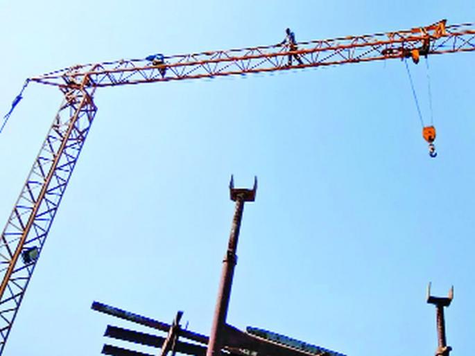 80 feet to match the wedding; Fire brigade troops rushed to the spot | लग्न जुळवण्यासाठी ८० फुटांवर; अग्निशामक दलाच्या जवानांची उडाली धावपळ 80 feet to match the wedding; Fire brigade troops rushed to the spot | लग्न जुळवण्यासाठी ८० फुटांवर; अग्निशामक दलाच्या जवानांची उडाली धावपळ