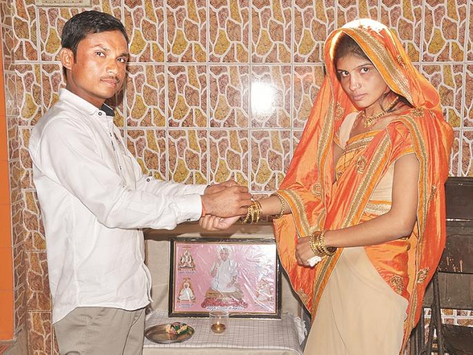 A wedding so too ! The dinner coaches that were taken by the groom took 17 minutes to complete the ceremony | एक विवाह ऐसा भी !; वऱ्हाडाने आणले जेवणाचे डबे अन् १७ मिनिटांत पार पडला सोहळा A wedding so too ! The dinner coaches that were taken by the groom took 17 minutes to complete the ceremony | एक विवाह ऐसा भी !; वऱ्हाडाने आणले जेवणाचे डबे अन् १७ मिनिटांत पार पडला सोहळा