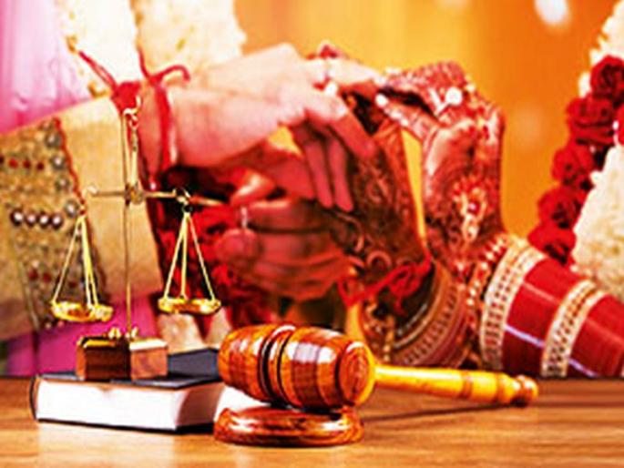 clashesh between bride and groom realtives in beed, groom injuered | बूट लपवण्यावरुन लग्नात हाणामारी, नवरदेवाचे डोकं फुटले, लग्नाच्या दिवशीच तलाक