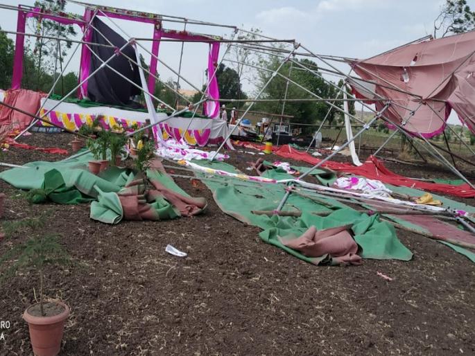 When the marriage ceremony was taking place, the wedding pavilion was hits by storm; 20 to 25 wounded | विवाह सोहळा सुरु असताना वावटळीने लग्न मंडप उडाला; २० ते २५ वऱ्हाडी जखमी When the marriage ceremony was taking place, the wedding pavilion was hits by storm; 20 to 25 wounded | विवाह सोहळा सुरु असताना वावटळीने लग्न मंडप उडाला; २० ते २५ वऱ्हाडी जखमी