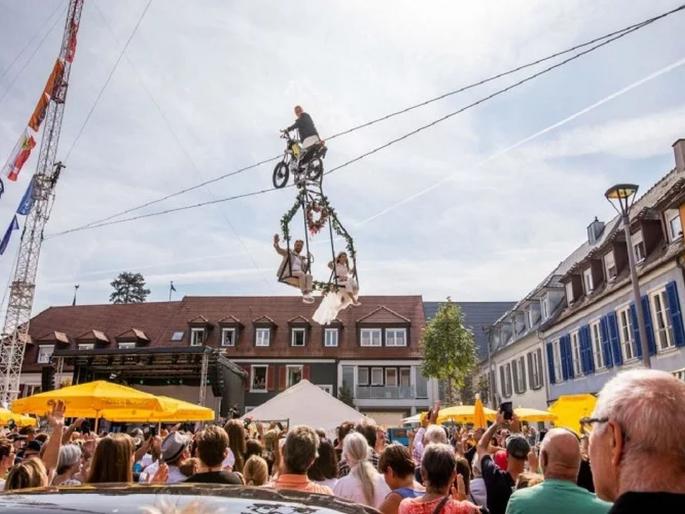 Breathtaking mid air wedding in Germany, Photos gone viral on social media | बोंबला! तारांच्या मदतीने हवेत लटकून कपलचं लग्न, फोटो व्हायरल...