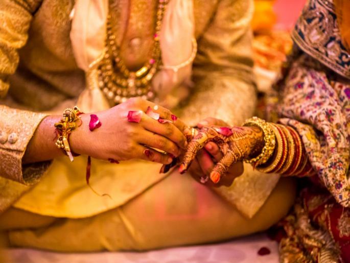coronavirus invitations will be given in two shifts for marriage | भारतीयांचा जुगाड! आता लग्नात नातेवाईकांच्या शिफ्ट्स; प्रत्येकासाठी वेळ फिक्स coronavirus invitations will be given in two shifts for marriage | भारतीयांचा जुगाड! आता लग्नात नातेवाईकांच्या शिफ्ट्स; प्रत्येकासाठी वेळ फिक्स