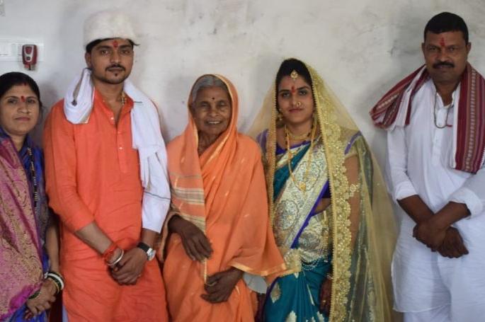 Marriage made by the testimony of the national anthem, not Mangalashtake | मंगलाष्टके नव्हे, राष्ट्रगीताच्या साक्षीने केला विवाह