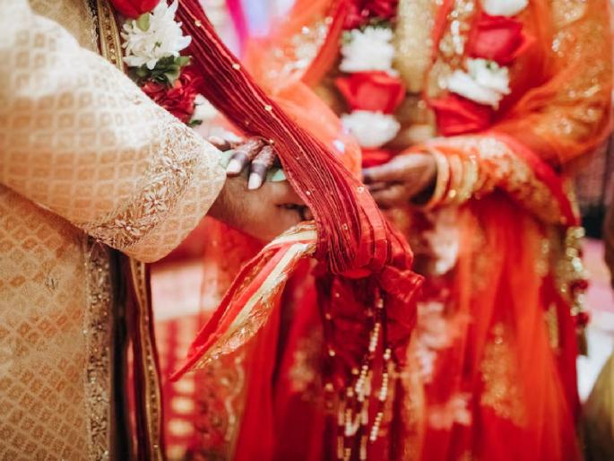 The mother tied the knot with the man she had decided to marry her daughter! | या प्रेमाला म्हणावं तरी काय? ज्याच्याशी पोटच्या मुलीचं लग्न ठरवलं, त्याच्याशीच आईनं बांधली लग्नगाठ! The mother tied the knot with the man she had decided to marry her daughter! | या प्रेमाला म्हणावं तरी काय? ज्याच्याशी पोटच्या मुलीचं लग्न ठरवलं, त्याच्याशीच आईनं बांधली लग्नगाठ!