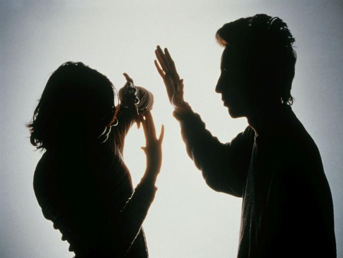 Indian women being harassed abroad for dowry; The husband is disappearing | भारतीय महिलांचा परदेशात होतोय हुंड्यासाठी छळ; पती होतोय गायब Indian women being harassed abroad for dowry; The husband is disappearing | भारतीय महिलांचा परदेशात होतोय हुंड्यासाठी छळ; पती होतोय गायब