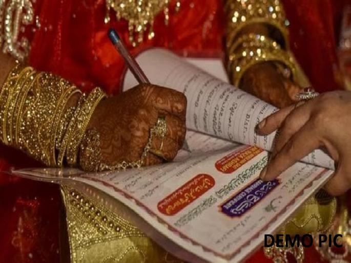 Triple 'talaq' was given after 2 hours of marriage, case filed against groom in Agra | निकाहच्या 2 तासानंतरच दिला तिहेरी 'तलाक', पत्नीला मंडपात सोडून वरात माघारी परतली Triple 'talaq' was given after 2 hours of marriage, case filed against groom in Agra | निकाहच्या 2 तासानंतरच दिला तिहेरी 'तलाक', पत्नीला मंडपात सोडून वरात माघारी परतली