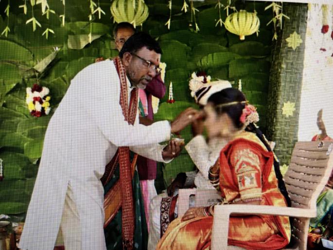 Heartbreaking incident In telangana! Father suddenly dies while performing daughter's wedding rituals | हृदयद्रावक घटना! मुलीच्या लग्नातील विधी पार पाडतानाच वडिलांचा अचानक जीव गेला Heartbreaking incident In telangana! Father suddenly dies while performing daughter's wedding rituals | हृदयद्रावक घटना! मुलीच्या लग्नातील विधी पार पाडतानाच वडिलांचा अचानक जीव गेला