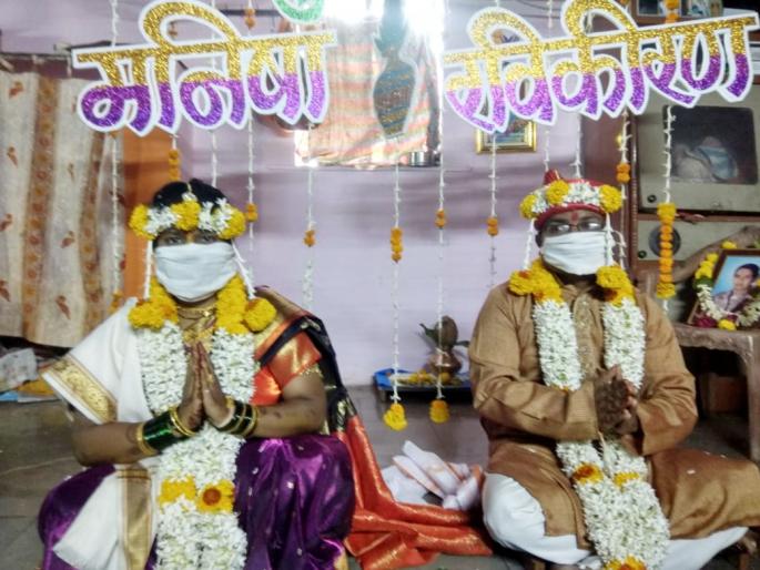 Blessings to the newlyweds through live broadcast and V-bones | लाईव्ह प्रक्षेपणाद्वारे व-हाडींकडून नवदाम्पत्याला आशीर्वाद Blessings to the newlyweds through live broadcast and V-bones | लाईव्ह प्रक्षेपणाद्वारे व-हाडींकडून नवदाम्पत्याला आशीर्वाद