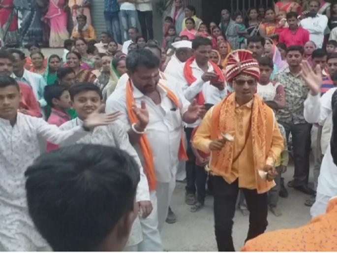 tal-mrudang music played in marriage at Jalna | जालन्यात वऱ्हाडाने टाळ मृदंगाच्या तालावर धरला ठेका tal-mrudang music played in marriage at Jalna | जालन्यात वऱ्हाडाने टाळ मृदंगाच्या तालावर धरला ठेका
