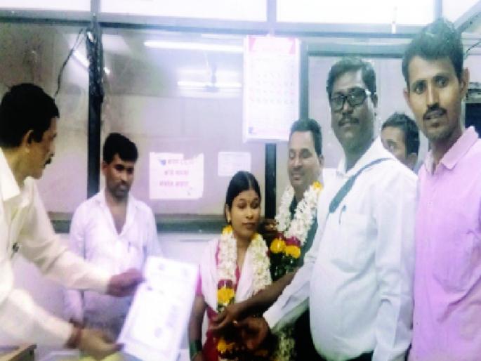 Blind-Bride-Chained Caste Series; Marriage by registration | अंध वधू-वरांनी तोडल्या जातीच्या श्रृंखला; नोंदणी पद्धतीने विवाह