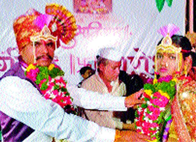 Samosh was delighted at the instant wedding and a bony church; The groom laid on the gardener's grapefruit | झटपट लग्नात समोशांवर खुश झाली वºहाडी मंडळी; वधूने बागायतदार वराच्या गळ्यात घातली वरमाला Samosh was delighted at the instant wedding and a bony church; The groom laid on the gardener's grapefruit | झटपट लग्नात समोशांवर खुश झाली वºहाडी मंडळी; वधूने बागायतदार वराच्या गळ्यात घातली वरमाला