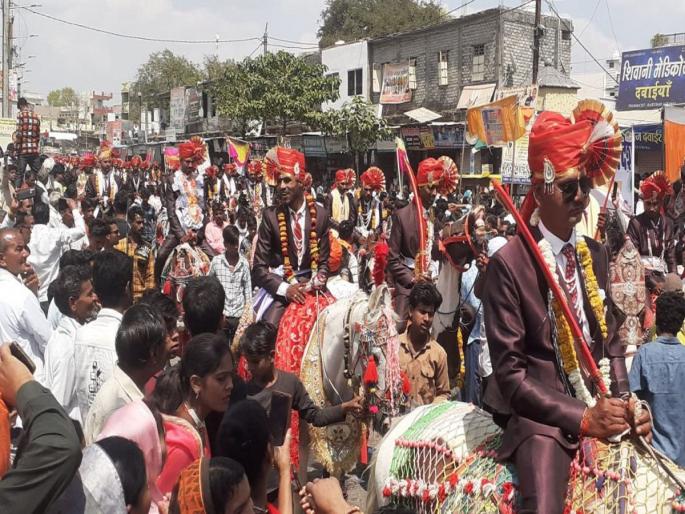 Madhya Pradesh Tribal dances, camel-horses also danced; A unique marriage of 101 bridegrooms started in the city | आदिवासी नृत्य, उंट-घोडेही नाचले; शहरात निघाली 101 नवरदेवांची अनोखी वरात... Madhya Pradesh Tribal dances, camel-horses also danced; A unique marriage of 101 bridegrooms started in the city | आदिवासी नृत्य, उंट-घोडेही नाचले; शहरात निघाली 101 नवरदेवांची अनोखी वरात...