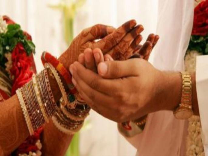 Not following the rules of ‘physical distance’ in marriage; Filed a case by the police in Wadgaon Maval | लग्नात ‘फिजिकल डिस्टन्सिंग’च्या नियमांचे नाही केले पालन; वडगाव मावळमध्ये पोलिसांकडून गुन्हा दाखल  Not following the rules of ‘physical distance’ in marriage; Filed a case by the police in Wadgaon Maval | लग्नात ‘फिजिकल डिस्टन्सिंग’च्या नियमांचे नाही केले पालन; वडगाव मावळमध्ये पोलिसांकडून गुन्हा दाखल