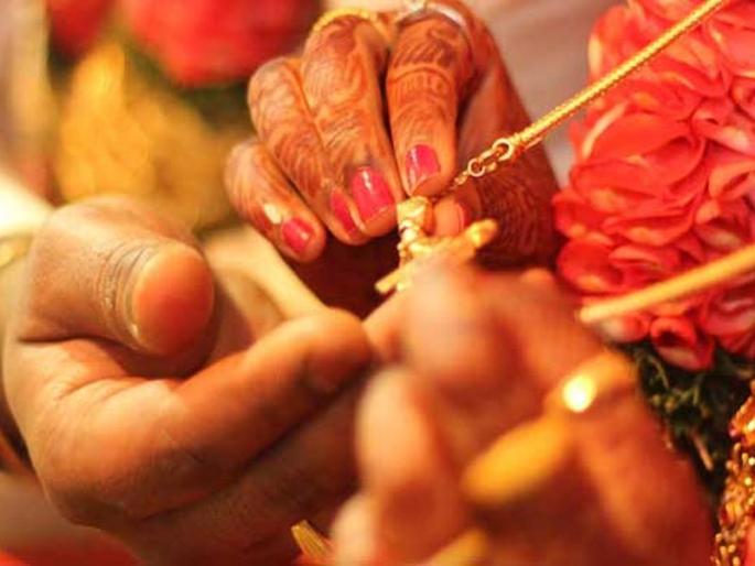 Troubled Rada, Navari's parents beat them due to absence of rosogon at the wedding | लग्नात 'रसगुल्ले' न मिळाल्याने तुफान राडा, नवरीच्या आई-वडिलांना मारहाण Troubled Rada, Navari's parents beat them due to absence of rosogon at the wedding | लग्नात 'रसगुल्ले' न मिळाल्याने तुफान राडा, नवरीच्या आई-वडिलांना मारहाण