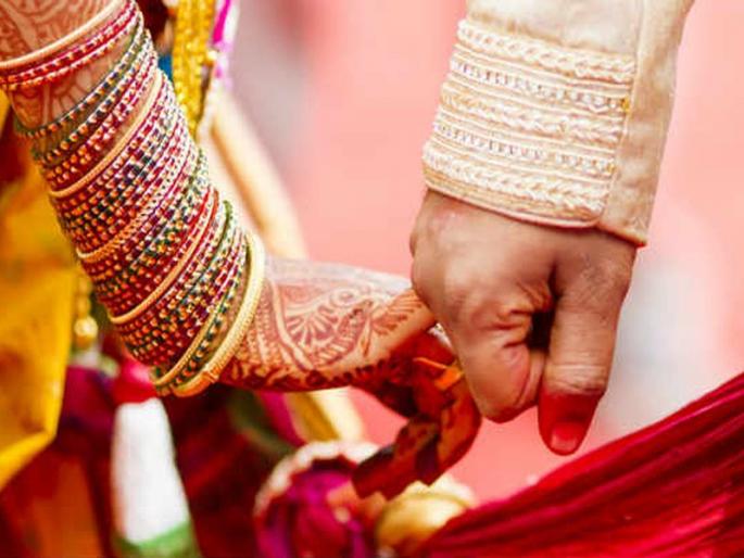 women threatens by family in law for money | माहेरहून पैसे आणण्यासाठी विवाहितेला दिली धमकी women threatens by family in law for money | माहेरहून पैसे आणण्यासाठी विवाहितेला दिली धमकी