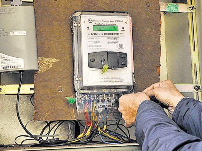 'Beware, if a smart meter is installed in my house...'; Electricity employees are opposing, threatening... | 'खबरदार, माझ्या घरी स्मार्ट मीटर बसवला तर...'; वीज कर्मचाऱ्यांकडूनच होतोय विरोध, देतायत धमक्या... 'Beware, if a smart meter is installed in my house...'; Electricity employees are opposing, threatening... | 'खबरदार, माझ्या घरी स्मार्ट मीटर बसवला तर...'; वीज कर्मचाऱ्यांकडूनच होतोय विरोध, देतायत धमक्या...