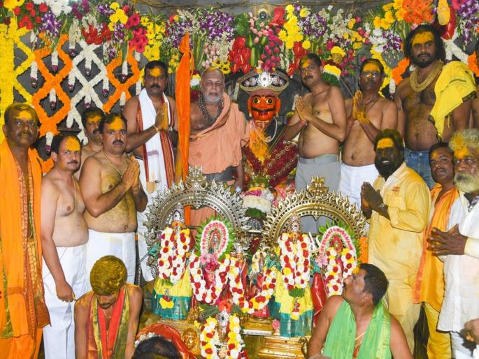 Champashashti festival begins in Jejuri with Sadananda's shout, entire Gadkota electrified | सदानंदाच्या जयघोषात जेजुरीत चंपाषष्टी उत्सवाला सुरुवात, संपूर्ण गडकोटाला विद्युत रोषणाई Champashashti festival begins in Jejuri with Sadananda's shout, entire Gadkota electrified | सदानंदाच्या जयघोषात जेजुरीत चंपाषष्टी उत्सवाला सुरुवात, संपूर्ण गडकोटाला विद्युत रोषणाई