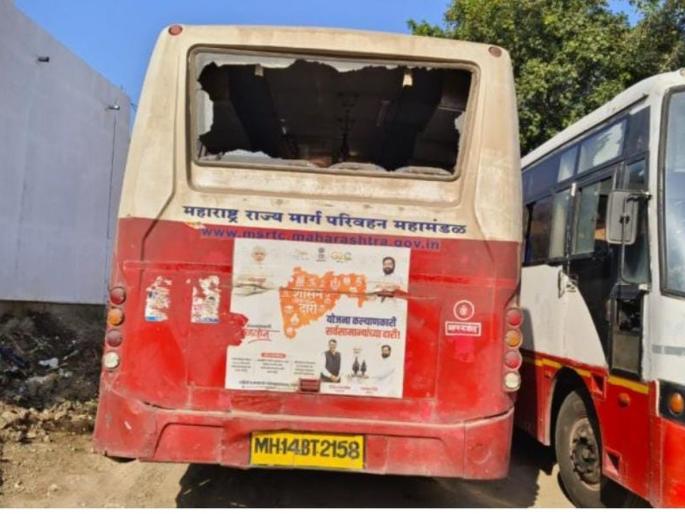 The windows of the bus going to Prime Minister Modi's meeting were broken in Shegaon, Maratha Reservation Protest | शेवगावमध्ये पंतप्रधान मोदी यांच्या सभेला जाणाऱ्या बसच्या काचा फोडल्या The windows of the bus going to Prime Minister Modi's meeting were broken in Shegaon, Maratha Reservation Protest | शेवगावमध्ये पंतप्रधान मोदी यांच्या सभेला जाणाऱ्या बसच्या काचा फोडल्या