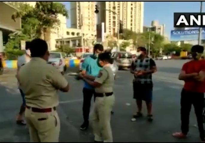 Coronavirus: Someone should explain it ... Citizens who came to Morning Walk have 'Aarti' MMG | Coronavirus : ह्यांना कुणीतरी समजवा रे... मॉर्निंग वॉकला आलेल्या नागरिकांची पोलिसांकडून 'आरती' Coronavirus: Someone should explain it ... Citizens who came to Morning Walk have 'Aarti' MMG | Coronavirus : ह्यांना कुणीतरी समजवा रे... मॉर्निंग वॉकला आलेल्या नागरिकांची पोलिसांकडून 'आरती'