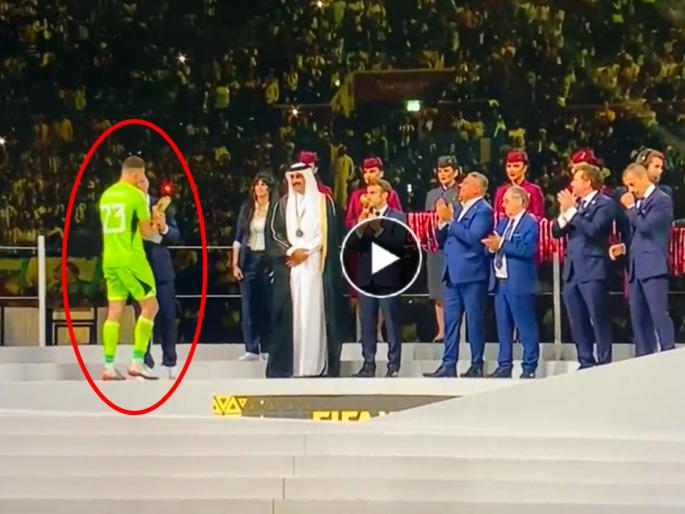 Lionel Messi led Argentina goalkeeper Emiliano Martinez controversial gesture after receiving Golden Glove award at FIFA World Cup 2022 goes viral on social media | Emiliano Martinez controversial Video: अरेरे... पुरस्कार मिळताच भर मंचावर अर्जेंटिनाचा गोलकिपर हे काय करून बसला... Lionel Messi led Argentina goalkeeper Emiliano Martinez controversial gesture after receiving Golden Glove award at FIFA World Cup 2022 goes viral on social media | Emiliano Martinez controversial Video: अरेरे... पुरस्कार मिळताच भर मंचावर अर्जेंटिनाचा गोलकिपर हे काय करून बसला...