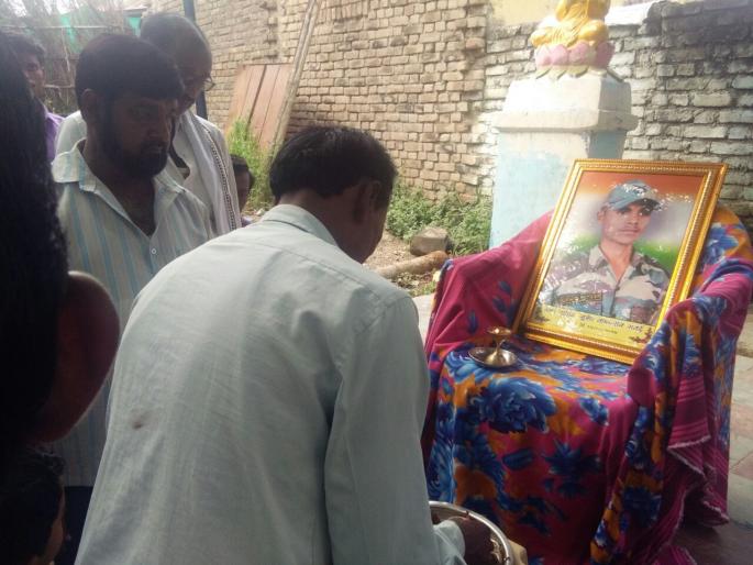 A mercenary was celebrated in favor of Shahida | एक पणती शहिदाच्या नावे लावून साजरी केली दिपावली