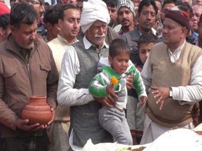 punjab martyr baljit singh funeral everyone wept with 3 years old son in karnal | शहीद जवानाला तीन वर्षांच्या मुलाने दिला मुखाग्नी, संपूर्ण गावाचे डोळे पाणावले punjab martyr baljit singh funeral everyone wept with 3 years old son in karnal | शहीद जवानाला तीन वर्षांच्या मुलाने दिला मुखाग्नी, संपूर्ण गावाचे डोळे पाणावले