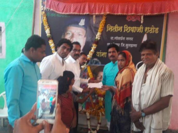 Help of the martyred family of MNS | मनसेची शहीद कुटुंबीयांना मदत Help of the martyred family of MNS | मनसेची शहीद कुटुंबीयांना मदत