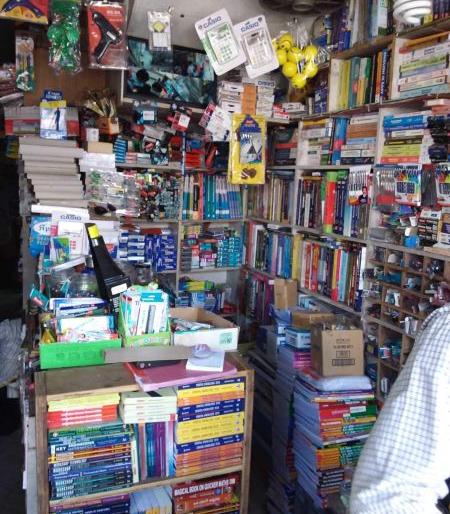 Notebook and stationery business in crisis due to lockdown | लॉकडाऊनमुळे नोटबुक व स्टेशनरीचा व्यवसाय संकटात