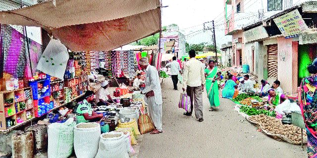 Due to drought conditions, the market has hit the market for weeks | दुष्काळी परिस्थितीमुळे आठवडे बाजारात उलाढाल मंदावली Due to drought conditions, the market has hit the market for weeks | दुष्काळी परिस्थितीमुळे आठवडे बाजारात उलाढाल मंदावली