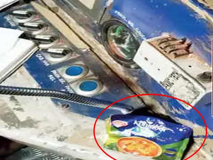 Local motorman fakli masala powder; Offense against unknown accused | लोकलच्या मोटरमन फेकली मसाला पावडर; अज्ञात आरोपीविरोधात गुन्हा Local motorman fakli masala powder; Offense against unknown accused | लोकलच्या मोटरमन फेकली मसाला पावडर; अज्ञात आरोपीविरोधात गुन्हा