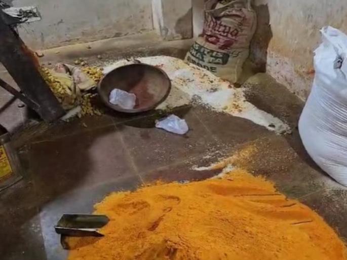 delhi police busted two fake spice manufacturing units karawal nagar rotten rice | सडलेला तांदूळ, खराब नारळ, लाकडाचा भूसा, केमिकलने बनवायचे मसाले, 'असा' झाला पर्दाफाश delhi police busted two fake spice manufacturing units karawal nagar rotten rice | सडलेला तांदूळ, खराब नारळ, लाकडाचा भूसा, केमिकलने बनवायचे मसाले, 'असा' झाला पर्दाफाश