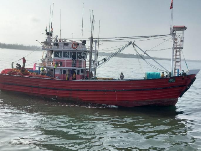 Illegal fishing Action taken in Sindhudurg against three boats from Ratnagiri | अनधिकृतरित्या मासेमारी; रत्नागिरीतील तीन नौकांवर सिंधुदुर्गमध्ये कारवाई  Illegal fishing Action taken in Sindhudurg against three boats from Ratnagiri | अनधिकृतरित्या मासेमारी; रत्नागिरीतील तीन नौकांवर सिंधुदुर्गमध्ये कारवाई