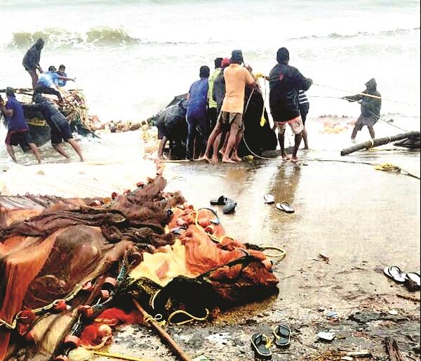 Floods hit boats at Malvan Chivla Beach | समुद्री उधाणाचा  मालवण चिवला बीच येथील नौकांना फटका Floods hit boats at Malvan Chivla Beach | समुद्री उधाणाचा  मालवण चिवला बीच येथील नौकांना फटका