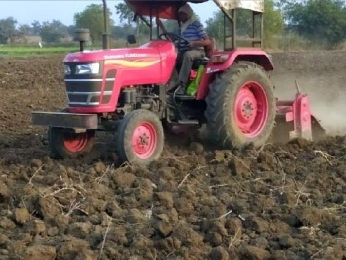 The prices of rotors and bullocks increased in the rural areas as cultivation work started immediately | मशागतीसाठी शेतकऱ्यांची धावाधाव; रोटर, बैलांच्या औतालाही वेटिंग The prices of rotors and bullocks increased in the rural areas as cultivation work started immediately | मशागतीसाठी शेतकऱ्यांची धावाधाव; रोटर, बैलांच्या औतालाही वेटिंग
