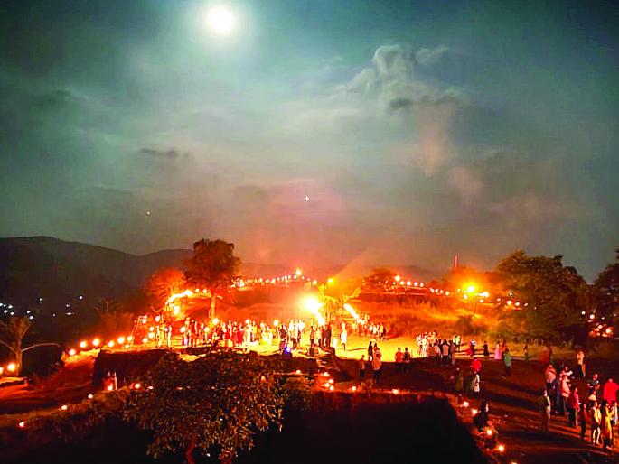 Govindgad lit up with torches | मशालींच्या प्रकाशझोतात उजळून निघाला गोविंदगड Govindgad lit up with torches | मशालींच्या प्रकाशझोतात उजळून निघाला गोविंदगड