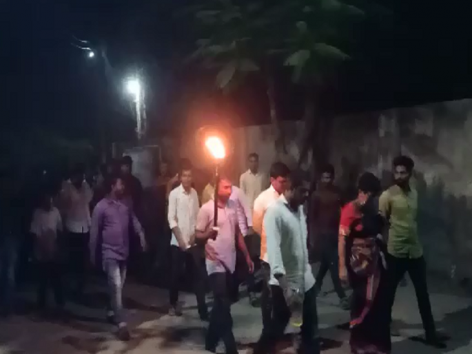 Women light torches for alcohol ban; The Umari Gram Panchayat also took a resolution | दारूबंदीसाठी उमिरीतील महिलांनी पेटविली मशाल; ग्रामपंचायतीनेही घेतला ठराव Women light torches for alcohol ban; The Umari Gram Panchayat also took a resolution | दारूबंदीसाठी उमिरीतील महिलांनी पेटविली मशाल; ग्रामपंचायतीनेही घेतला ठराव