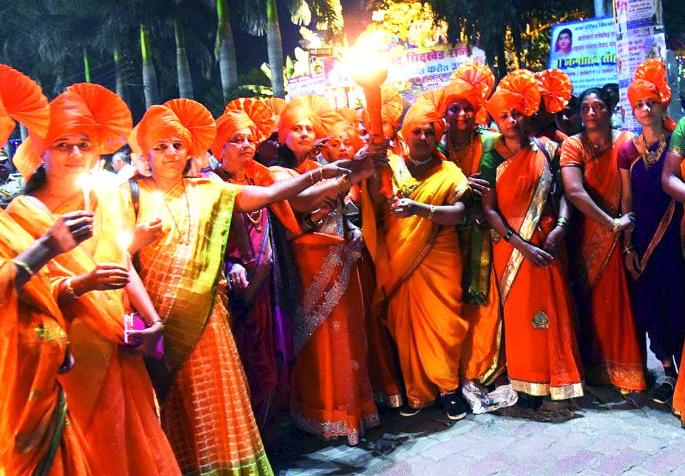 Sindh Kheda: The torchlight journey on the eve of the Jijau Janmotsava attraction! | सिंदखेडराजा : जिजाऊ जन्मोत्सवाच्या पूर्वसंध्येला मशाल यात्रा ठरली आकर्षण!