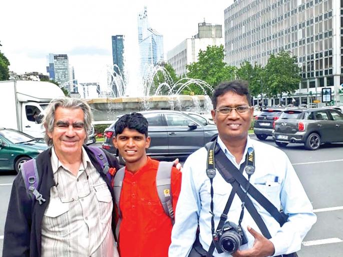 Young painter who teaches Warli in Paris school | पॅरीसच्या शाळेत वारली शिकवणारा तरुण चित्रकार Young painter who teaches Warli in Paris school | पॅरीसच्या शाळेत वारली शिकवणारा तरुण चित्रकार