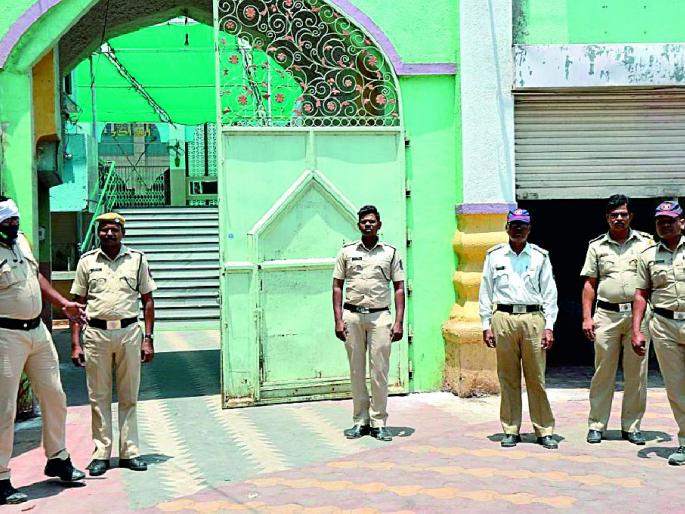 Police created 80 fix points to focus on sensitive places including religious places in amravati | धार्मिक स्थळांसह संवेदनशील ठिकाणांवर लक्ष; मशिदीसमोर ‘खाकी’; अमरावतीत ८० फिक्स पॉईंट Police created 80 fix points to focus on sensitive places including religious places in amravati | धार्मिक स्थळांसह संवेदनशील ठिकाणांवर लक्ष; मशिदीसमोर ‘खाकी’; अमरावतीत ८० फिक्स पॉईंट
