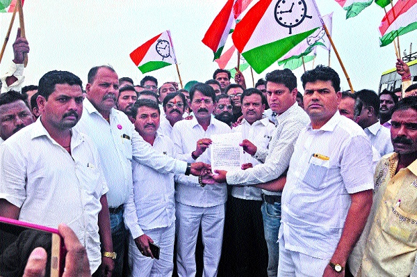 Stop the roadmap for Mhasal Yojana: All-party movement in Mirza | म्हैसाळ योजनेसाठी रास्ता रोको : मिरजेमध्ये सर्वपक्षीय आंदोलन  Stop the roadmap for Mhasal Yojana: All-party movement in Mirza | म्हैसाळ योजनेसाठी रास्ता रोको : मिरजेमध्ये सर्वपक्षीय आंदोलन